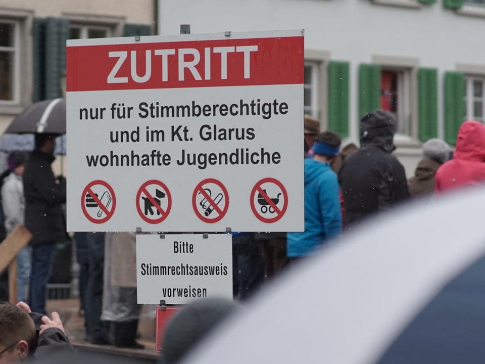 Schild mit Zutrittsregeln