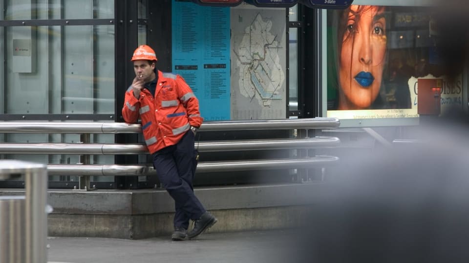 Ein Bauarbeiter bei der Raucherpause