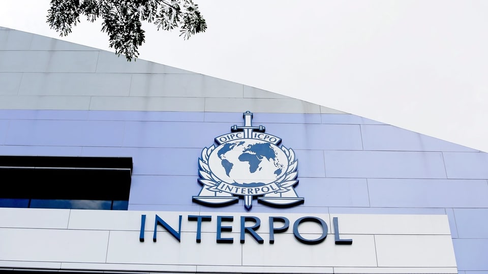 Interpol steht auf einer Hauswand