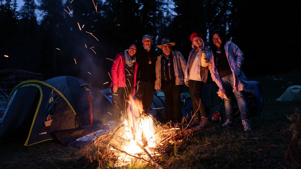 Die Besucher*innen des Festivals geniessen die entspannte, ruhige Atmosphäre. 