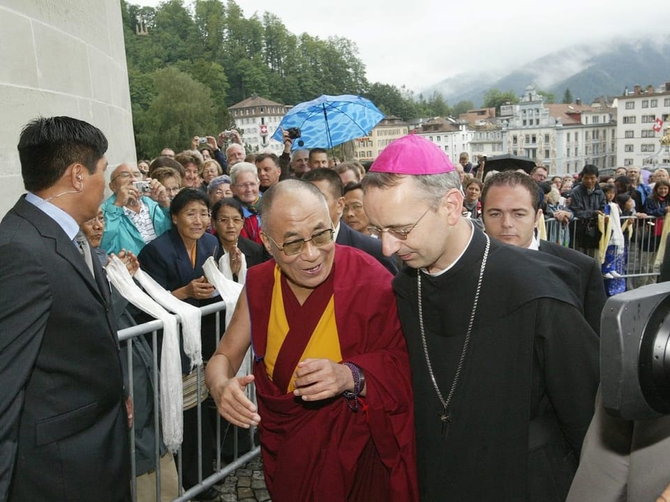 Der Dalai Lama vor dem Kloster Einsiedeln