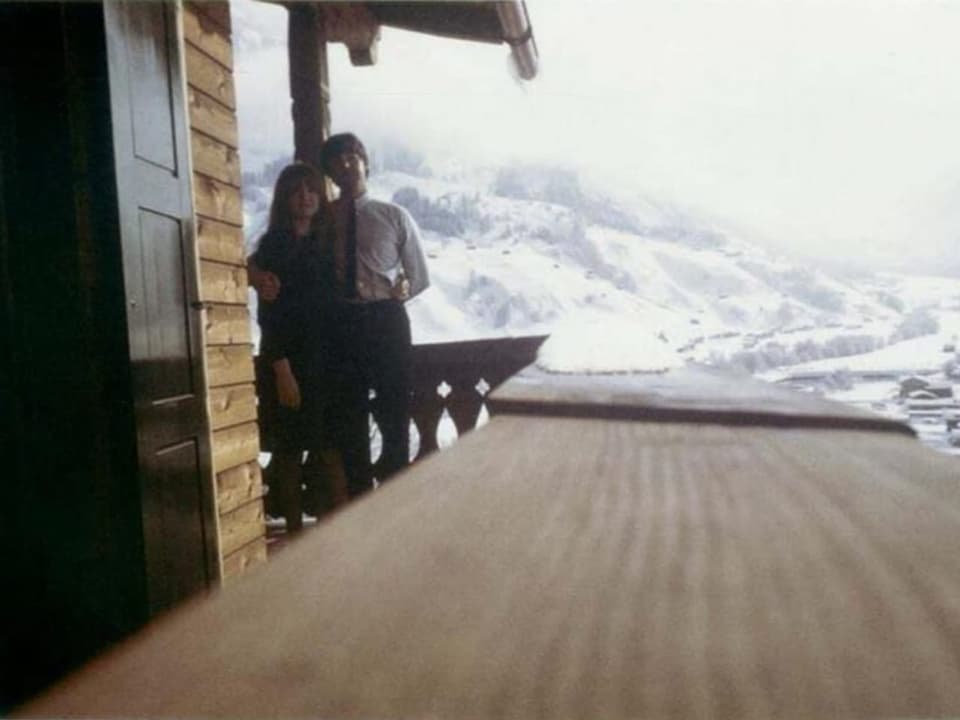 Paul McCartney mit seiner Verlobten Jane Asher auf der Hausterrasse in Klosters am 20. März 1966.