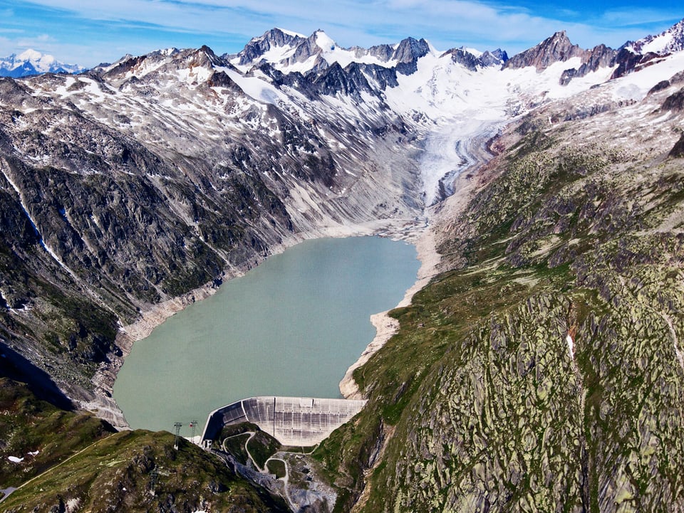 Berner Oberaarsee und -gletscher im Hintergrund.