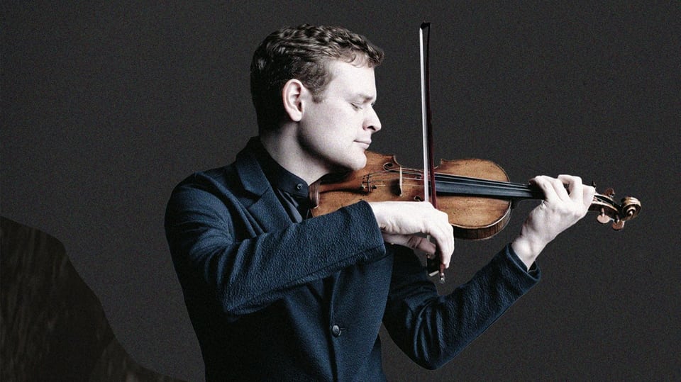 Ein junger Mann mit Anzug, Geige und dramatischem Gesichtsausdruck.