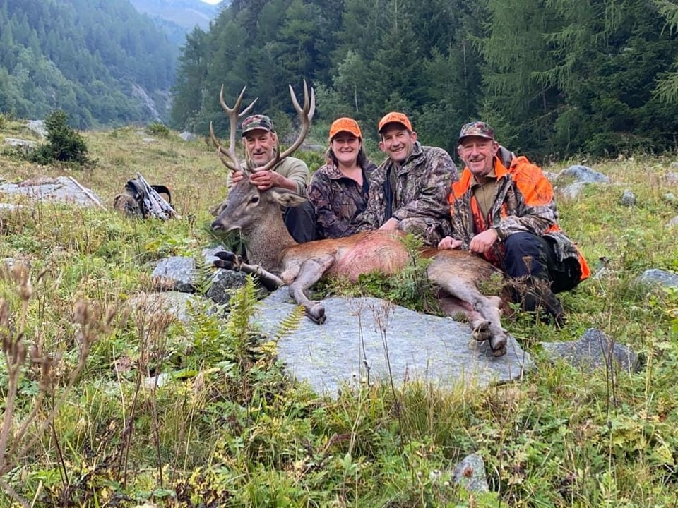 quatter chatschaders cun in tschierv da curuna sajettà