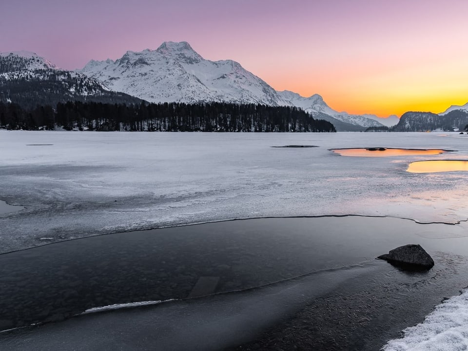 Blick auf einen gefrorenen See.