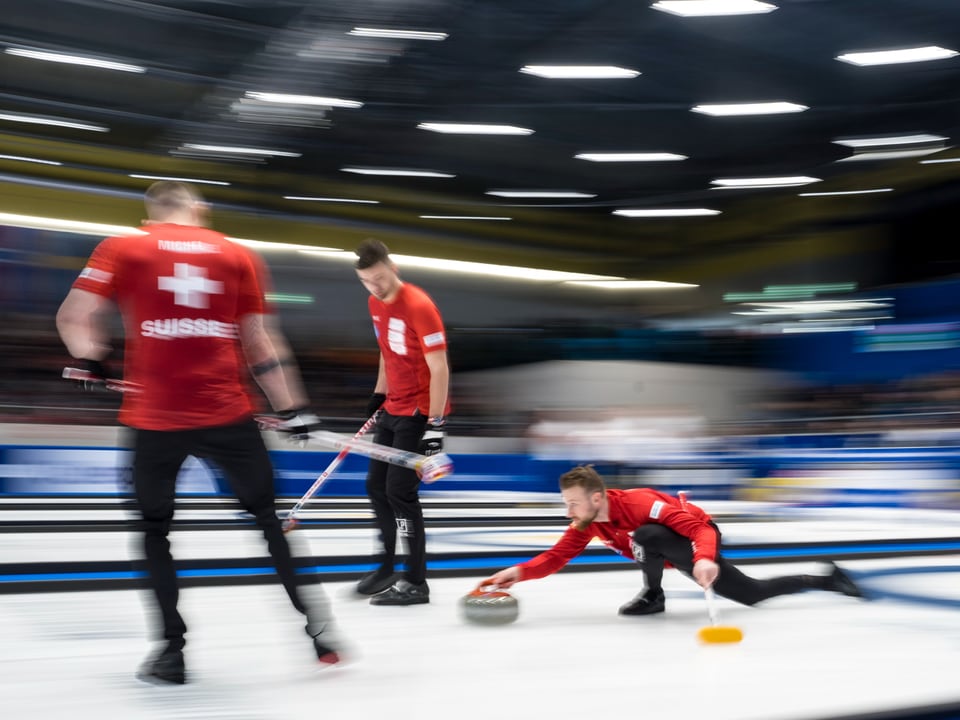 Die Schweizer Curler im Einsatz.