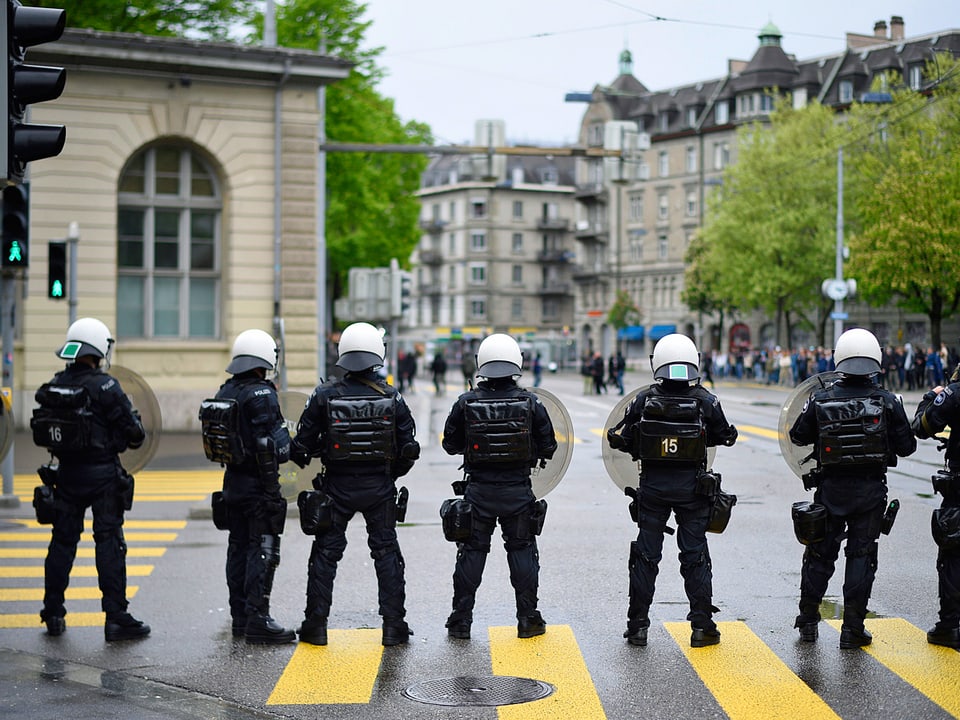 Polizisten sperren Gebiet ab