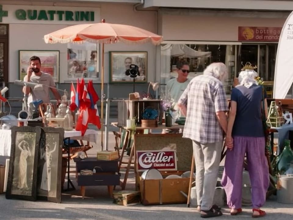 Ein Stand an einem Antiquitätenmarkt.