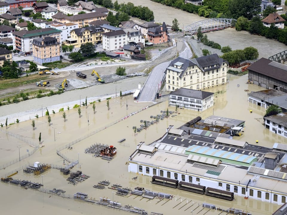 Luftaufnahme von Hochwasser in einer städtischen Umgebung.