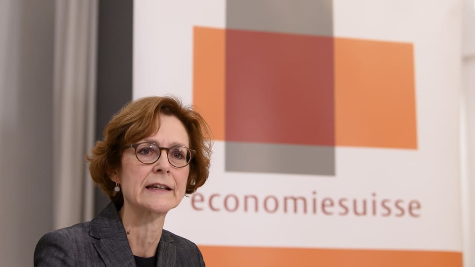 Monika Rühl sitz vor dem Economiesuisse-Logo.