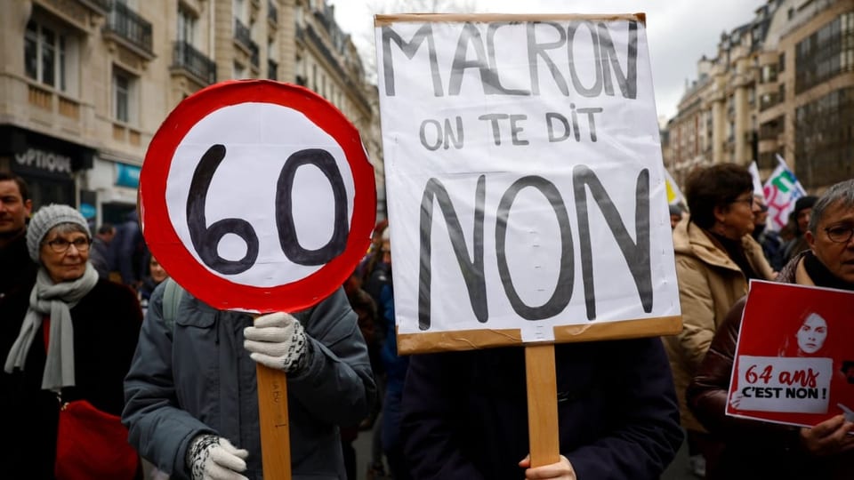 «Macron, wir sagen Nein» steht auf einem Plakat bei der Kundgebung in Paris. 