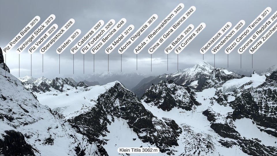 Schneebedeckte Alpen mit Bergnamen und Höhen.