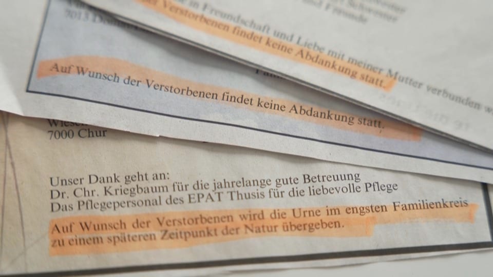 Nahaufnahme eines Traueranzeigen-Ausschnitts mit markiertem Text.