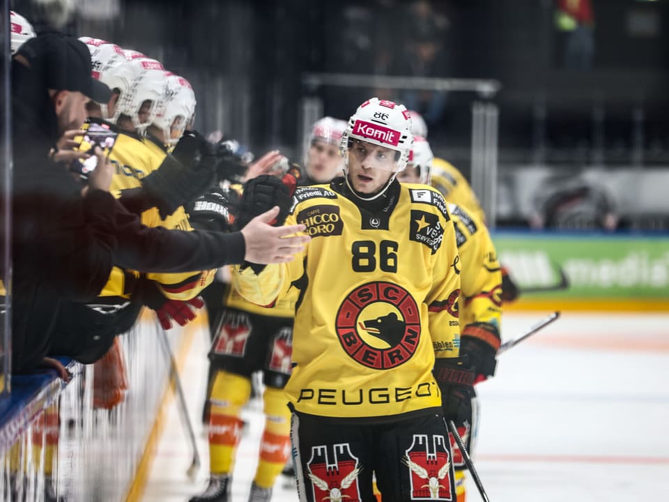 Eishockeyspieler der Mannschaft in gelbem Trikot nach dem Spiel.