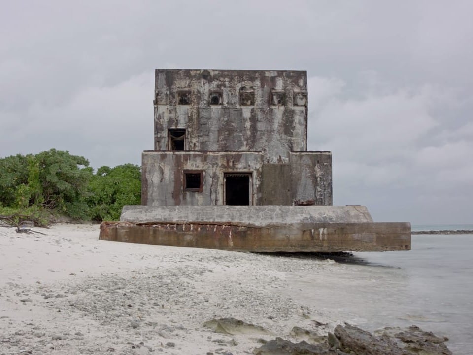 Verlassenes Betongebäude am Strand.