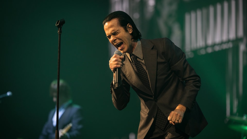 NIck Cave der inbrünstig ins Mikro singt