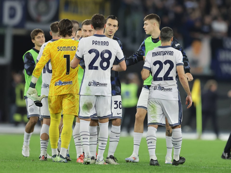 Fussballspieler auf dem Spielfeld nach dem Spiel.