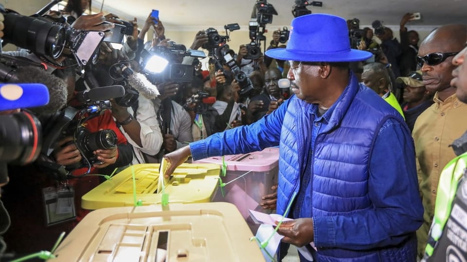 Der 77-jährige Oppositionsführer Raila Odinga gibt seine Stimme in einem Wahllokal in Nairobi ab.