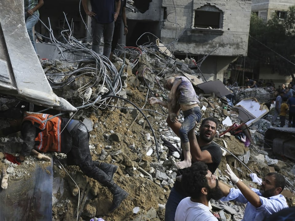 Palästinenser tragen die Leiche eines toten Kindes, das nach israelischen Luftangriffen auf Gaza-Stadt unter den Trümmern eines zerstörten Hauses gefunden wurde