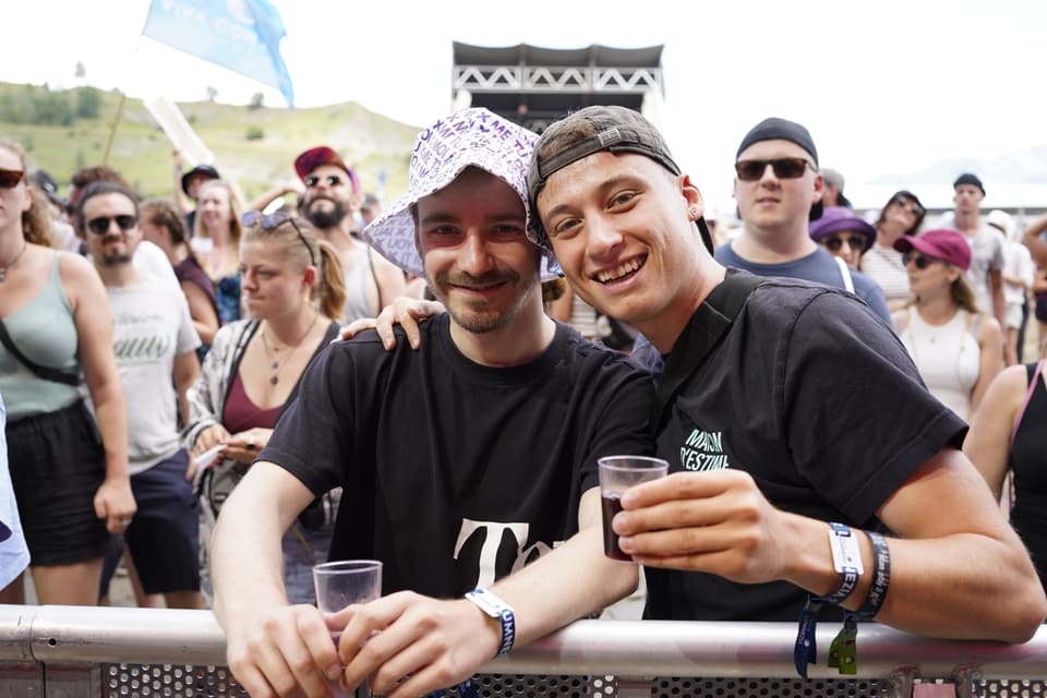 Das Publikum vor der Bühne am Open Air Lumnezia.