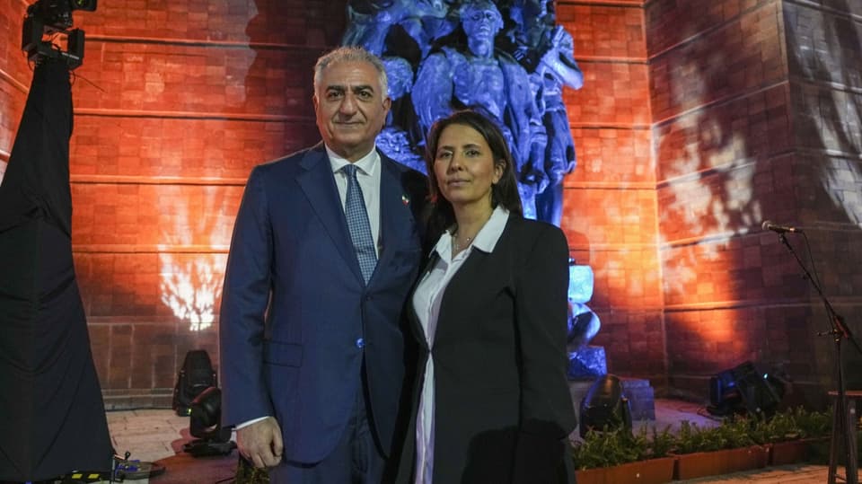Pahlavi mit seiner Frau in der Gedenkstätte Yad Vashem
