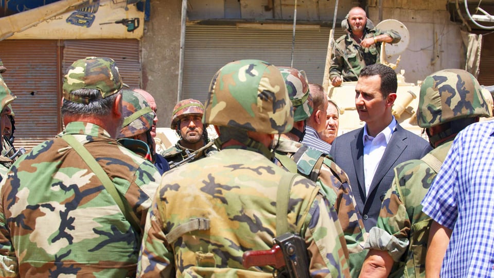 Assad mit Soldaten.