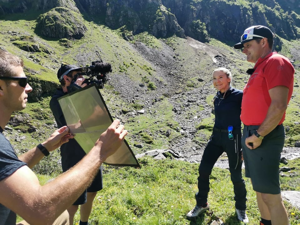 Dreharbeiten eines Interviews in den Bergen.