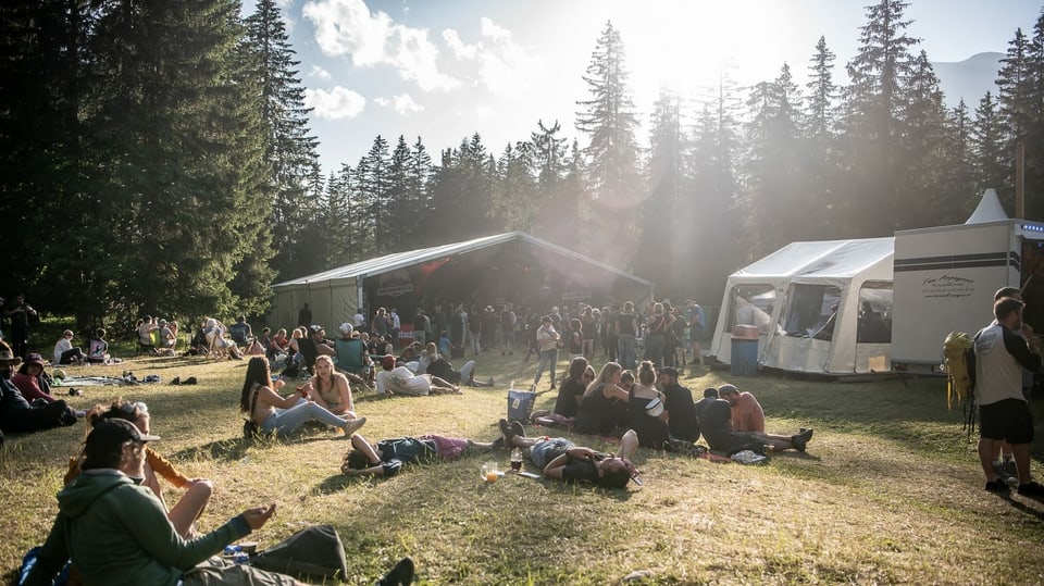 Bei Top Wetter geniessen die Festivalbesucher die frische Bergluft, Sonne und Musik. Ziemlich chillig.