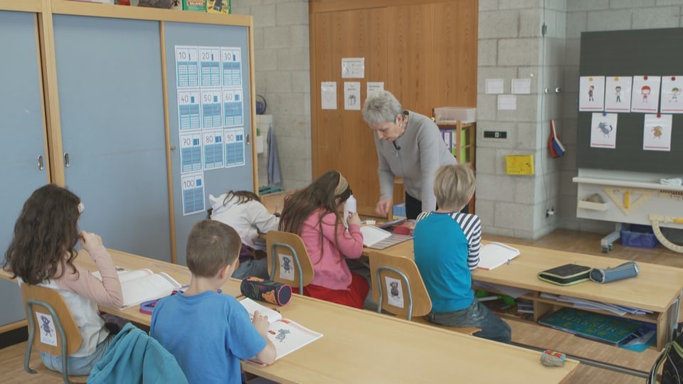 Schülerinnen und Schüler in Obersaxen während einer Romanischlektion