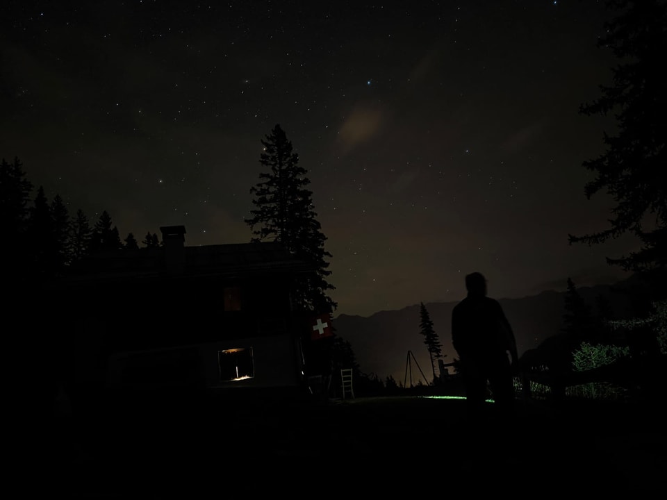 Nachtstimmung vor einer Jagdhütte in Cludra im Unterengadin.