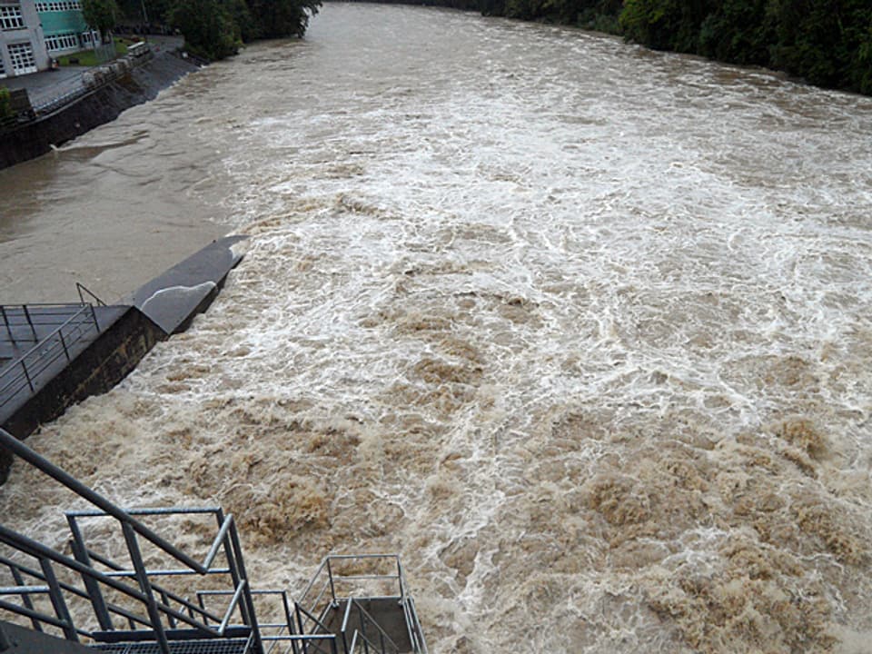 Der Blick von der Wehrbrücke am Kraftwerk Bremgarten zeigt, wie viel Wasser die Reuss führt.