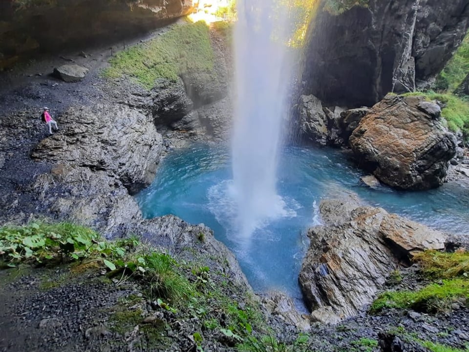 Wasserfall in türkises Becken 