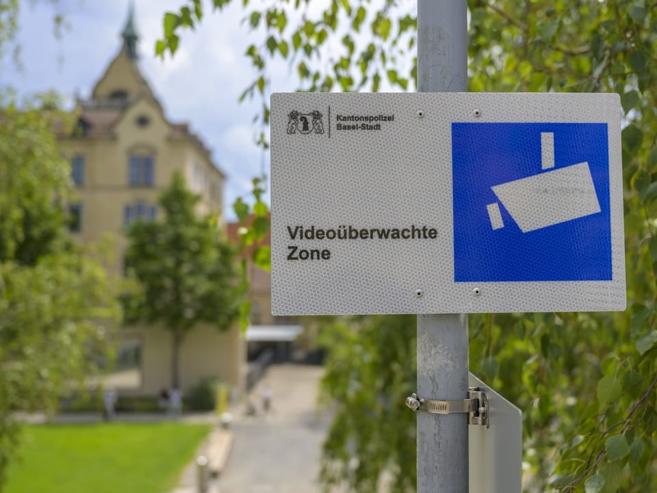 Videoüberwachungs-Hinweisschild in Basel