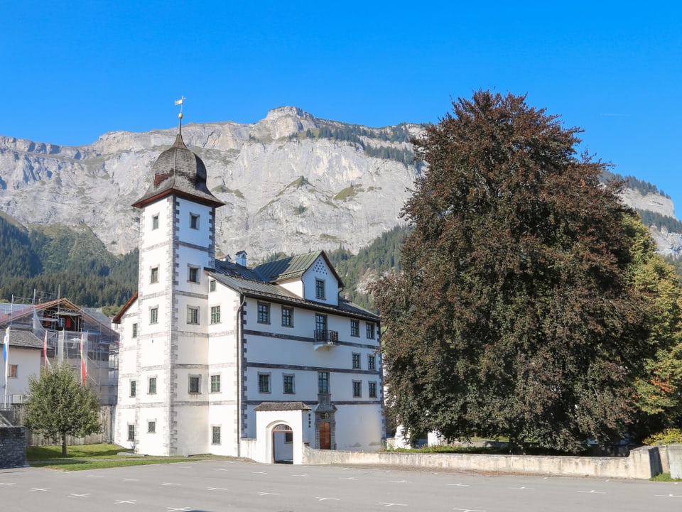 La chasa communala da Flem che sumeglia in chastè ed han num Schlössli.