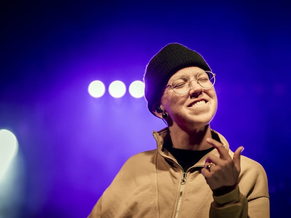 Stefanie Heinzmann auf der Bühne während eines Konzerts.