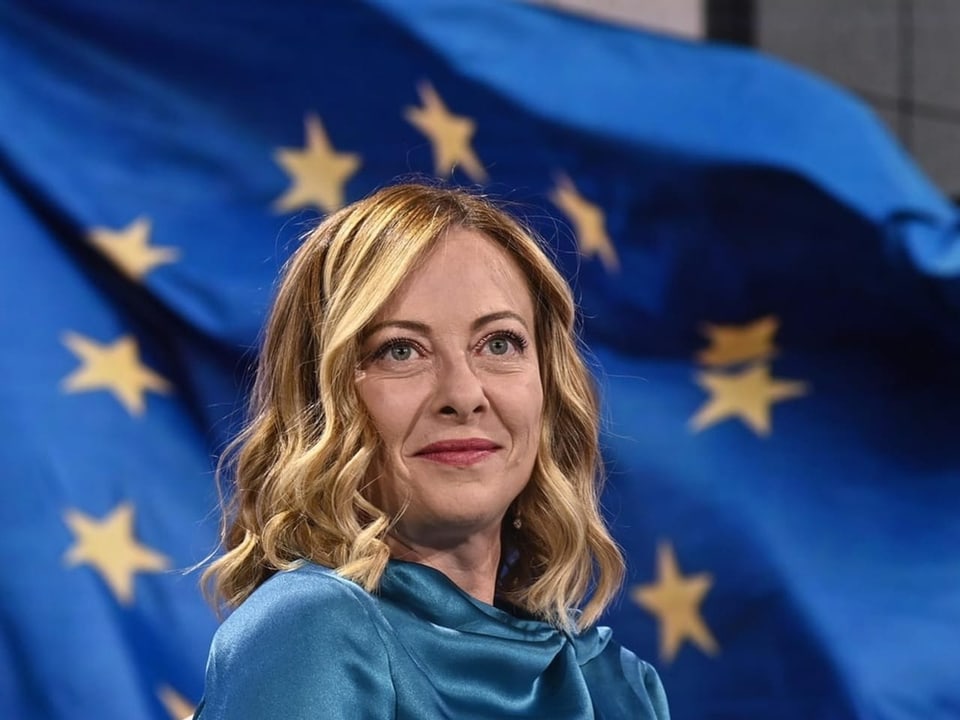 Giorgia Meloni vor EU-Flagge.