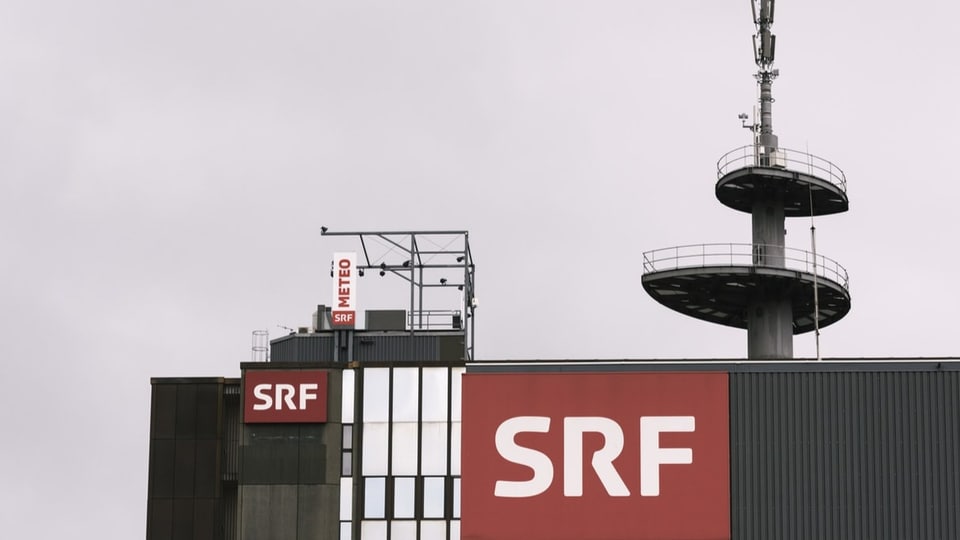 Auf dem Bild sieht man das SRF-Gebäude in Zürich von aussen mit Meteodach.
