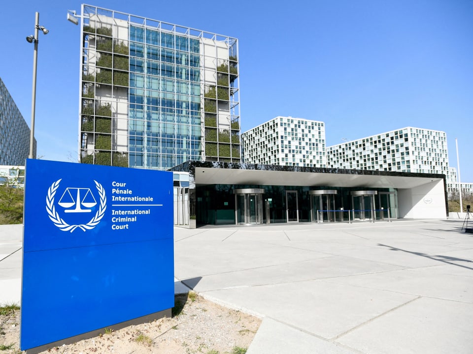 Internationaler Strafgerichtshof mit Schild im Vordergrund.