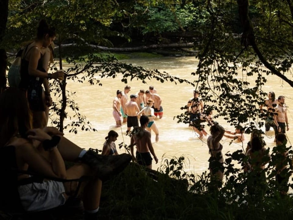 Leute baden im Fluss