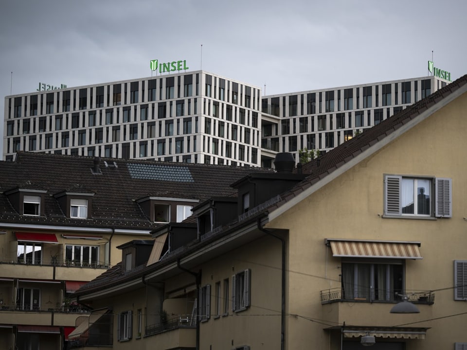 Das mehrstöckige Inselspital, im Vordergrund sind Ein- und Mehrfamilienhäuser.