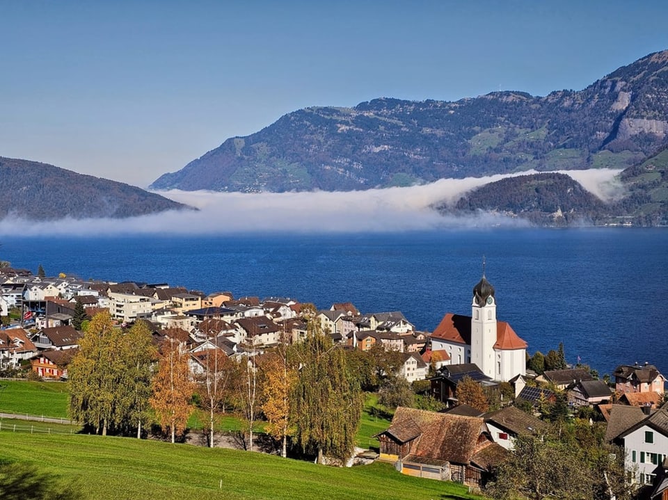 Blauer Himmel, unten am See liegt Nebel.