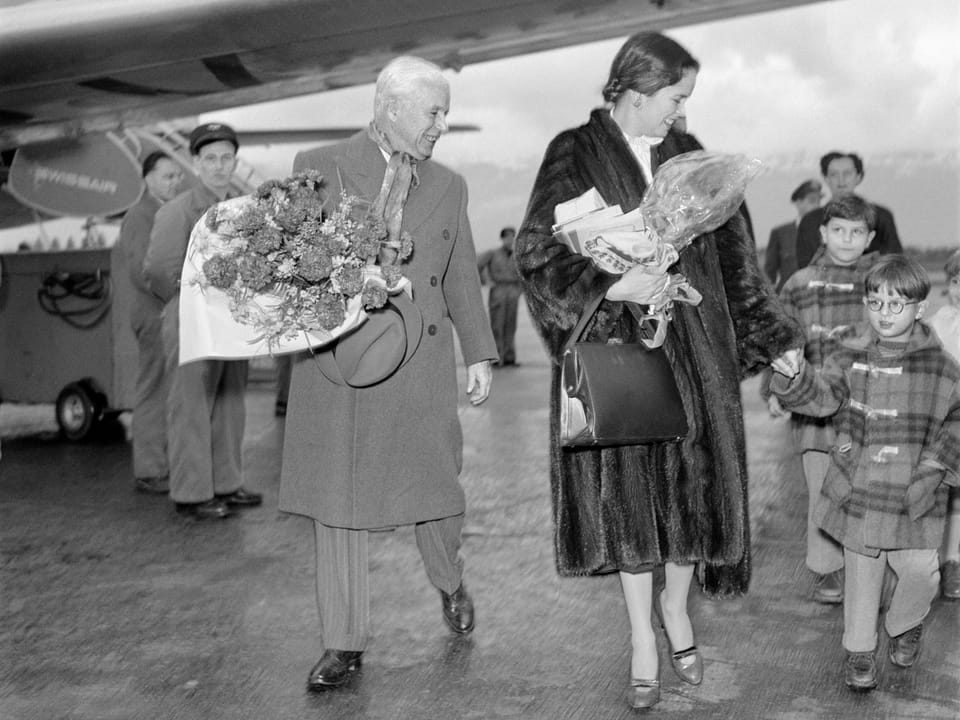 Charlie Chaplin mit Frau Oona und Kindern am Flughafen Genf.