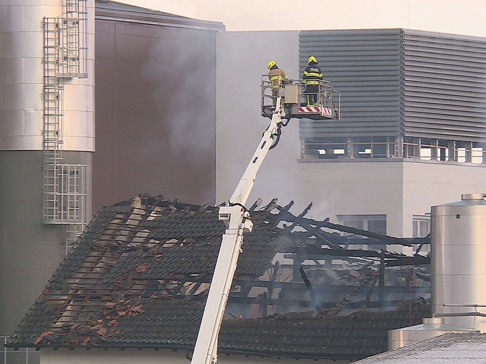 Feuerwehrmänner löschen das Feuer. 