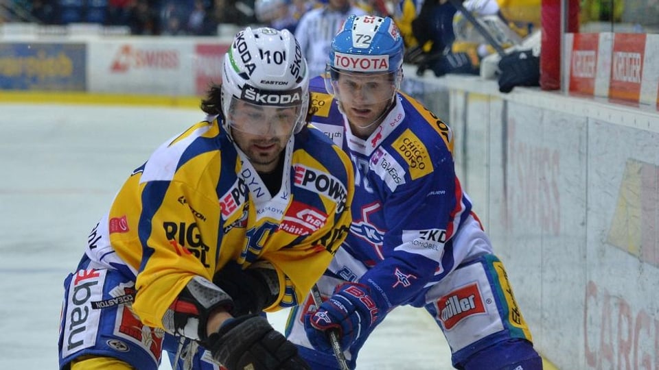 Andres Ambühl vom HC Davos im Duell mit Klotens Patrick von Gunten. 