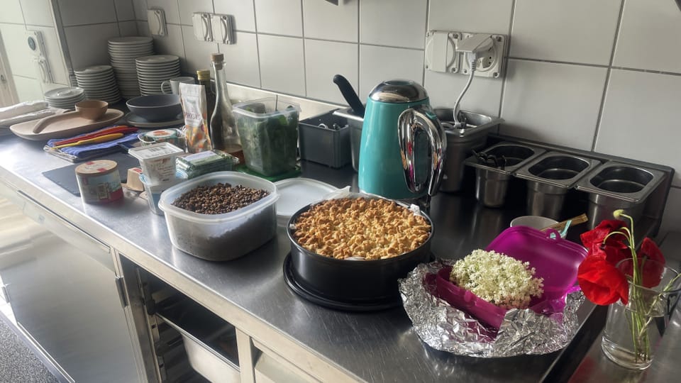 Blick in die Küche mit bereitgestellten Zutaten für ein Pfahlbauer-Gericht.
