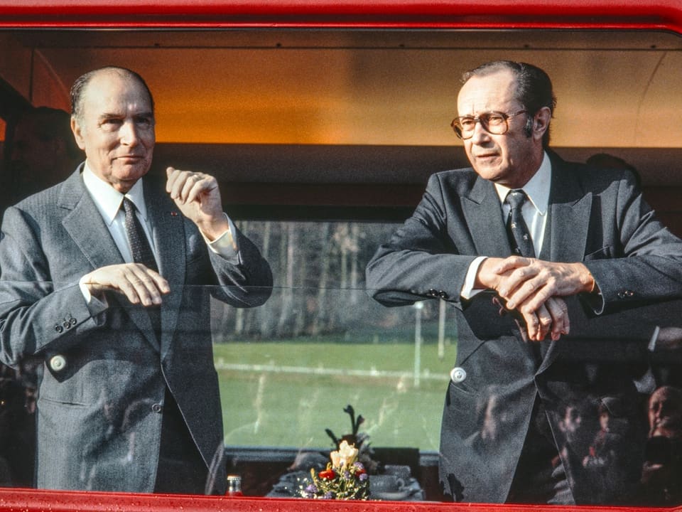 Aubert und Mitterrand lehnen sich aus dem Fenster des Zugs.