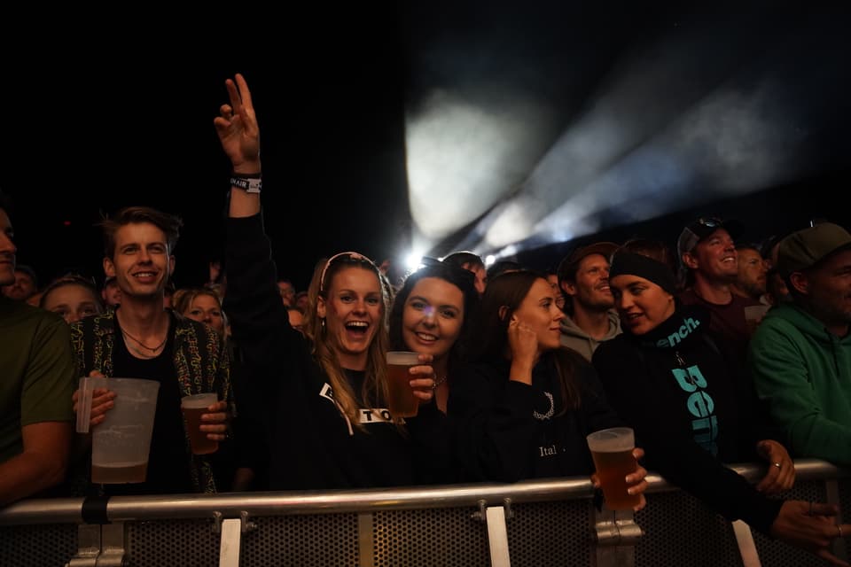 Das Publikum vor der Bühne am Open Air Lumnezia.