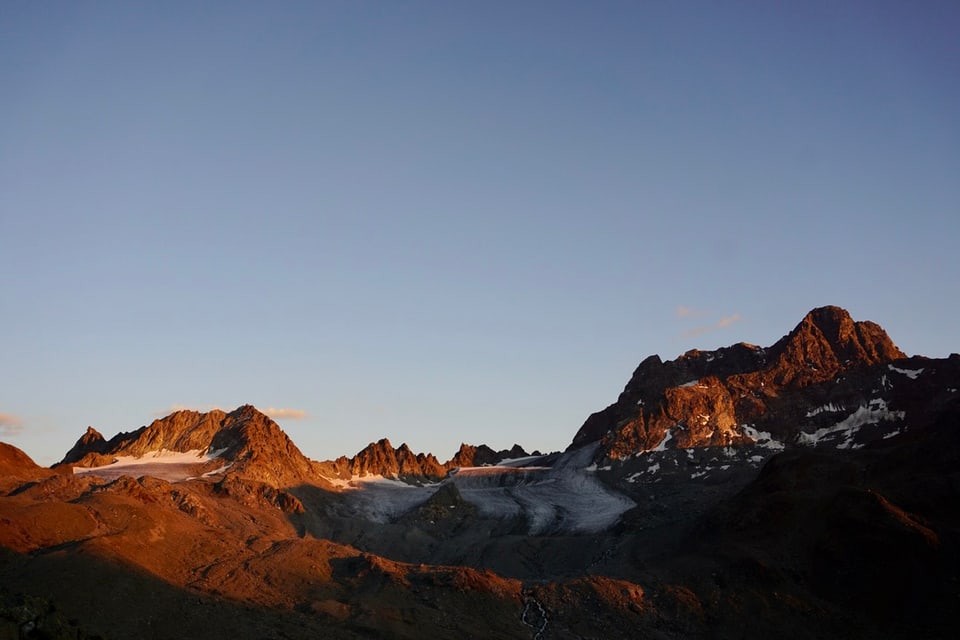 Berge in Graubünden: Piz Kesch mit Sonnenaufgang