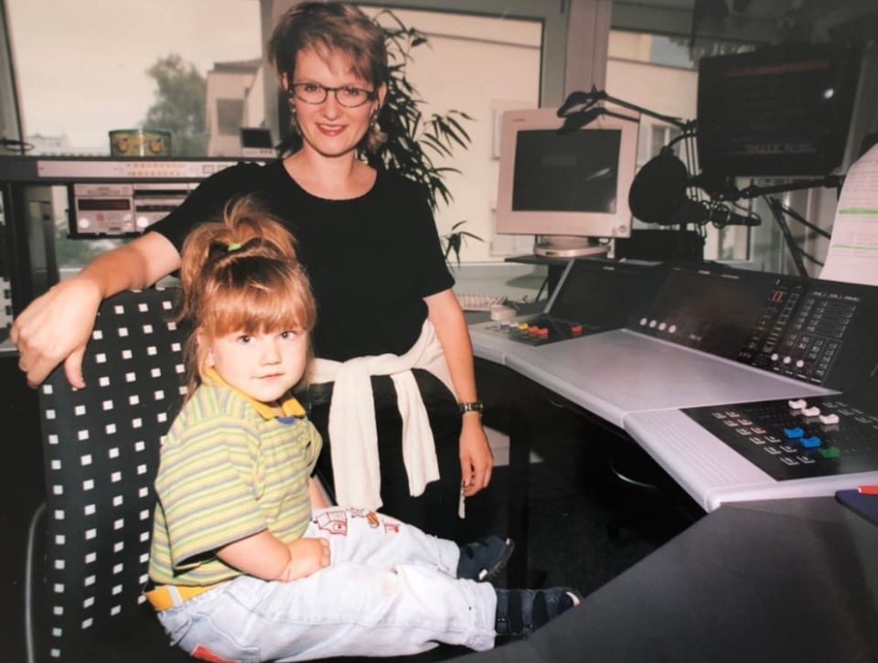 Ein Kind sitzt im Radiostudio am Mikrofon.